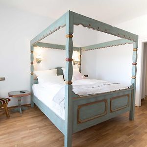 Zimmer mit Kingsize-Bett